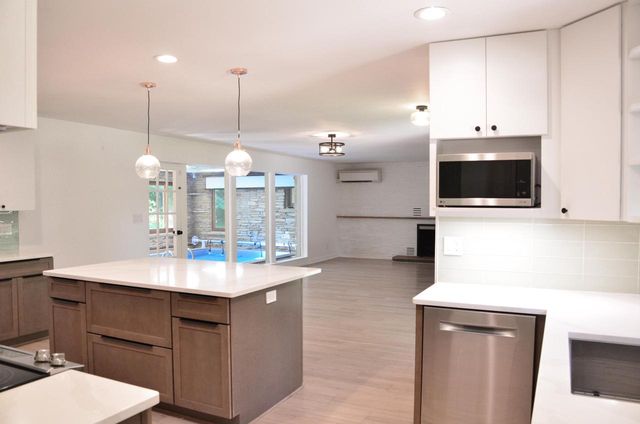 13815 W Robin TRAIL, New Berlin, WI 53151