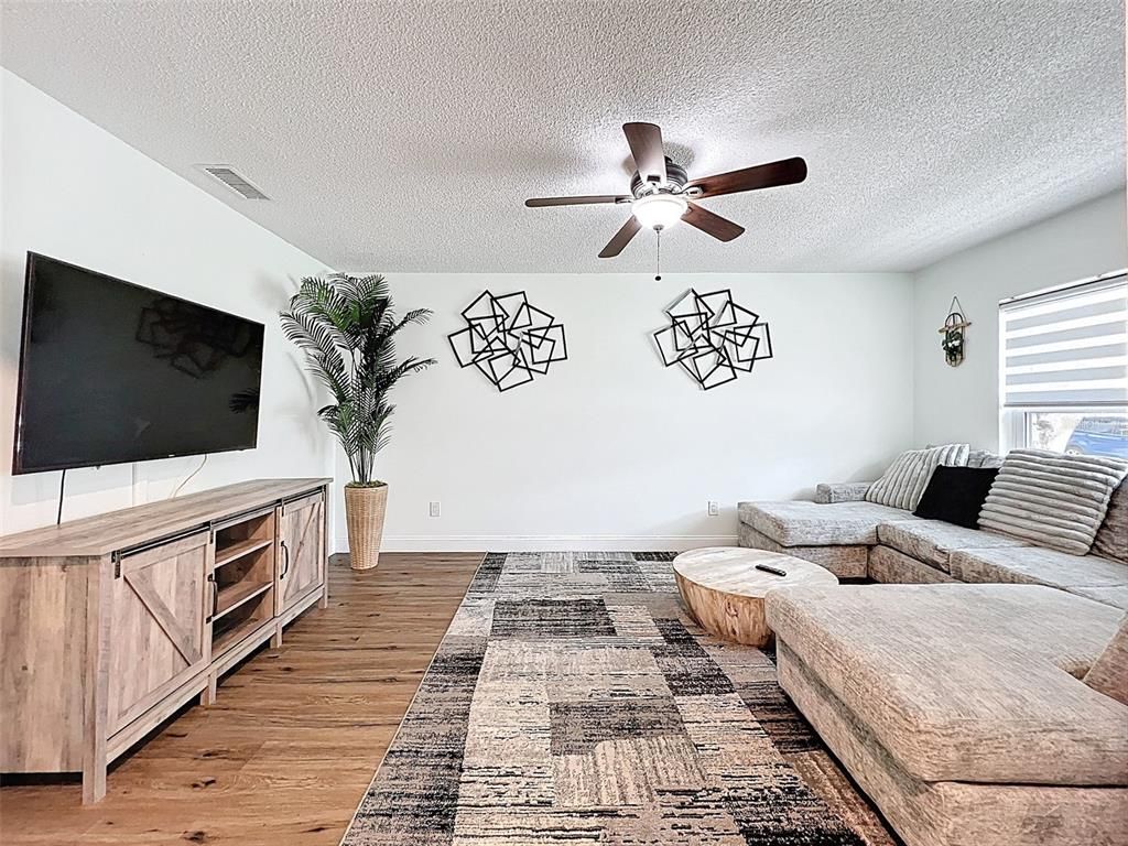 Image 5 of property listing at 757 CALIENTE DRIVE, Brandon, FL 33511