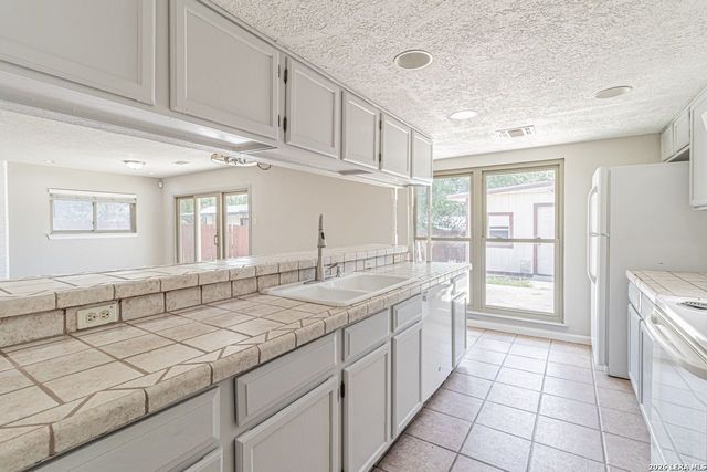 8347 Echo Willow Dr, San Antonio, TX 78250