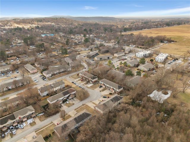 922 Peachtree Drive, Fayetteville, AR 72703