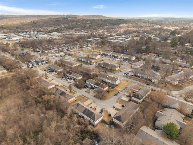 922 Peachtree Drive, Fayetteville, AR 72703