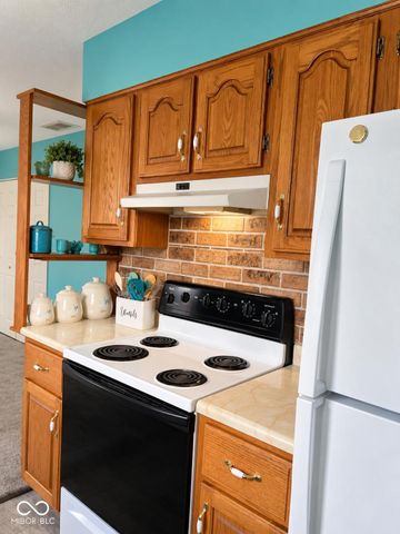 989 Greenwood Trail W, Greenwood, IN 46142