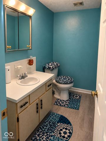 989 Greenwood Trail W, Greenwood, IN 46142