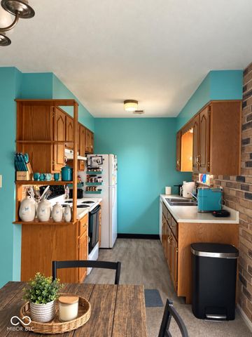 989 Greenwood Trail W, Greenwood, IN 46142