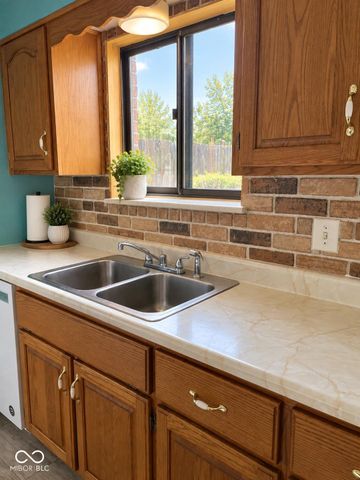989 Greenwood Trail W, Greenwood, IN 46142