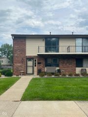 989 Greenwood Trail W, Greenwood, IN 46142