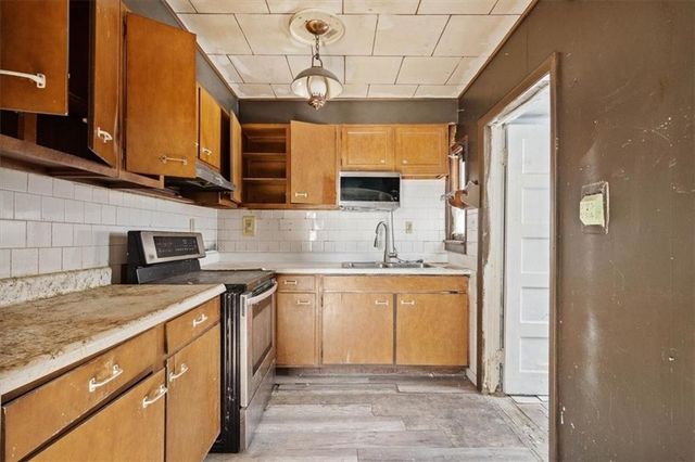 1321 N Jesse James Road, Excelsior Springs, MO 64024