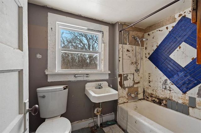 1321 N Jesse James Road, Excelsior Springs, MO 64024