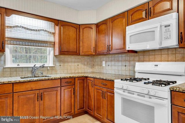 37 ZEELAND DR, Toms River, NJ 08757