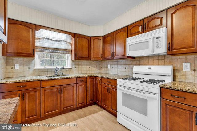 37 ZEELAND DR, Toms River, NJ 08757