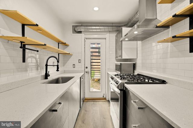 215 HAWAII AVE NE, Washington, DC 20011