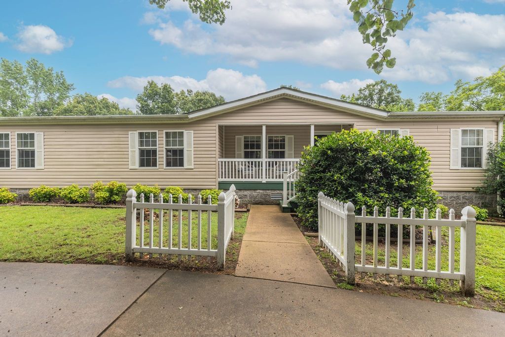 3895 Old Stewart Rd, Tennessee Ridge, TN 37178