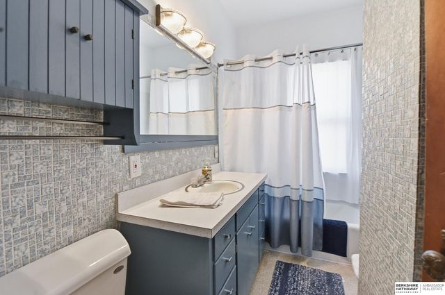 136 N 40th Street, Omaha, NE 68131