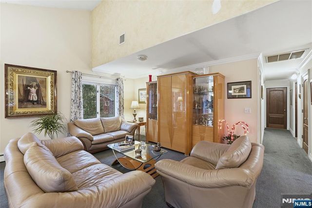 4 Lesa Lane, Hillsdale, NJ 07642