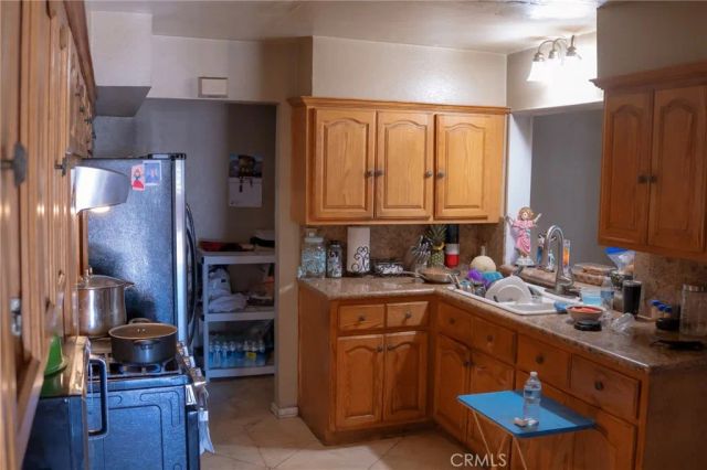 1600 N Chester, Compton, CA 90221
