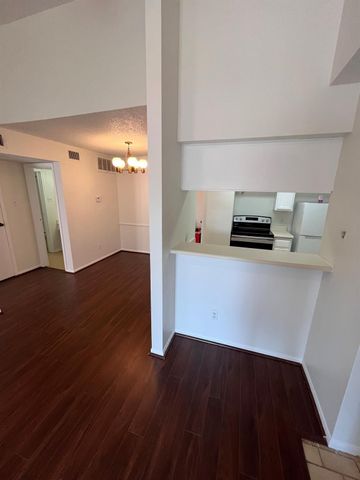 2120 El Paseo Street 1912, Houston, TX 77054