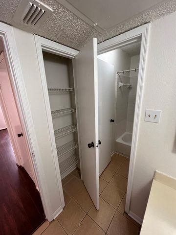 2120 El Paseo Street 1912, Houston, TX 77054