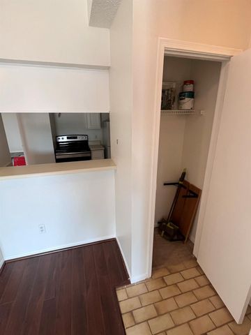 2120 El Paseo Street 1912, Houston, TX 77054