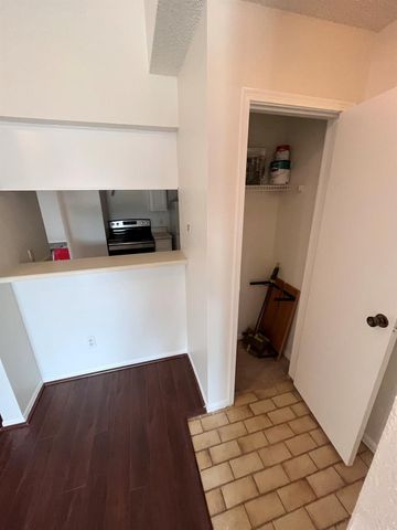 2120 El Paseo Street 1912, Houston, TX 77054