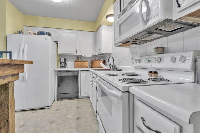 430 Calle Don Santiago NE, Los Lunas, NM 87031