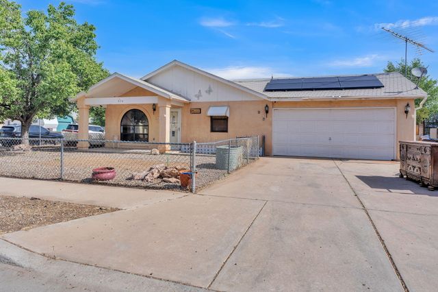 430 Calle Don Santiago NE, Los Lunas, NM 87031