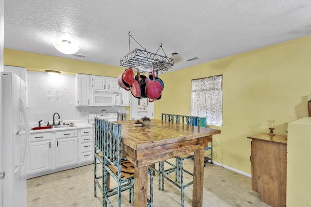 430 Calle Don Santiago NE, Los Lunas, NM 87031