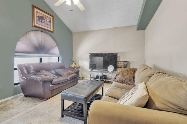 430 Calle Don Santiago NE, Los Lunas, NM 87031
