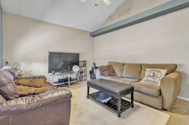 430 Calle Don Santiago NE, Los Lunas, NM 87031