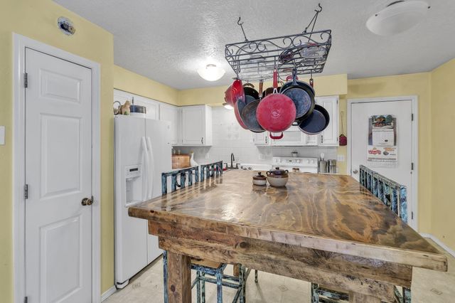 430 Calle Don Santiago NE, Los Lunas, NM 87031