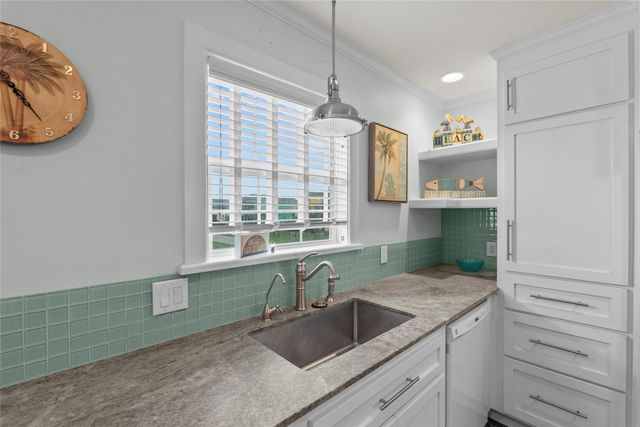 930 West Lane, Crystal Beach, TX 77650