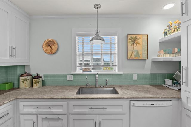930 West Lane, Crystal Beach, TX 77650
