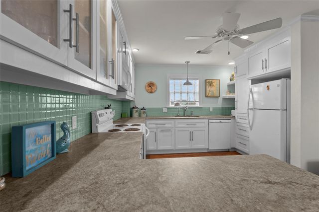 930 West Lane, Crystal Beach, TX 77650