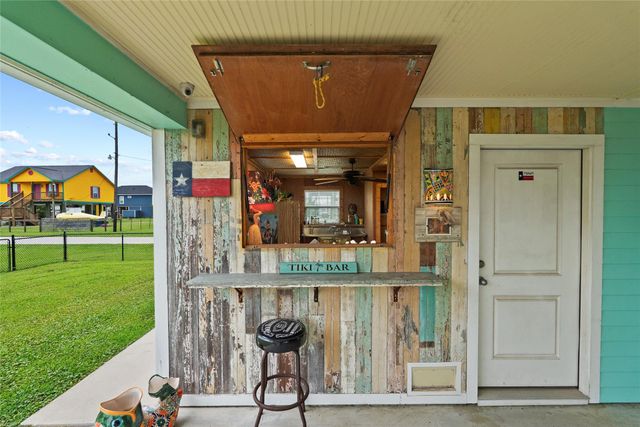 930 West Lane, Crystal Beach, TX 77650