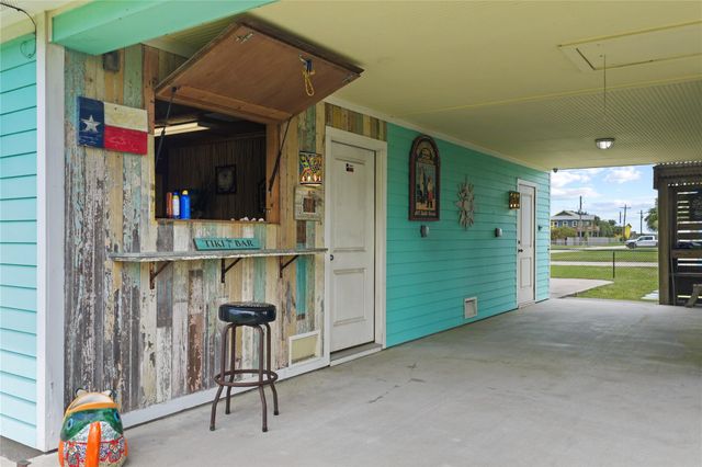 930 West Lane, Crystal Beach, TX 77650