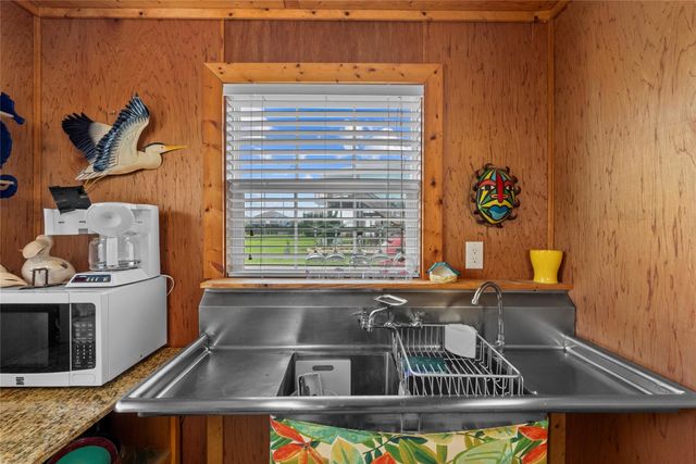 930 West Lane, Crystal Beach, TX 77650