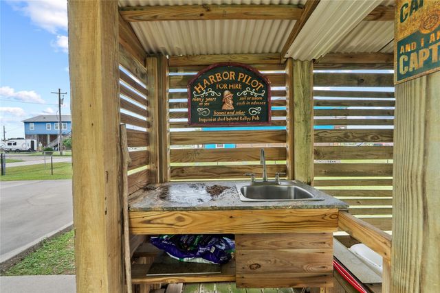 930 West Lane, Crystal Beach, TX 77650