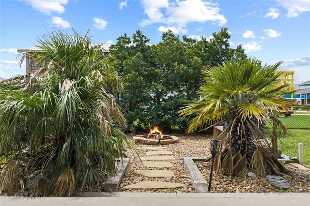 930 West Lane, Crystal Beach, TX 77650