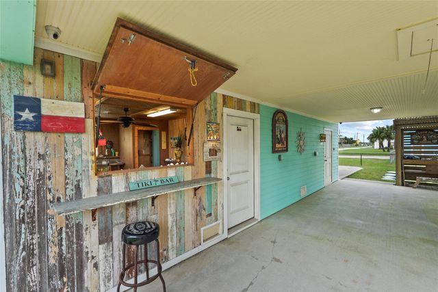 930 West Lane, Crystal Beach, TX 77650