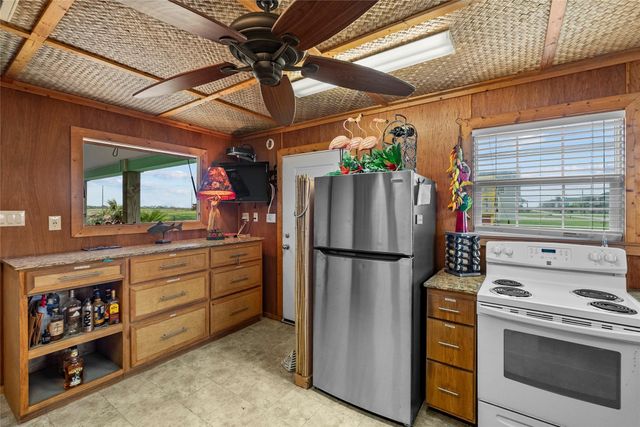 930 West Lane, Crystal Beach, TX 77650