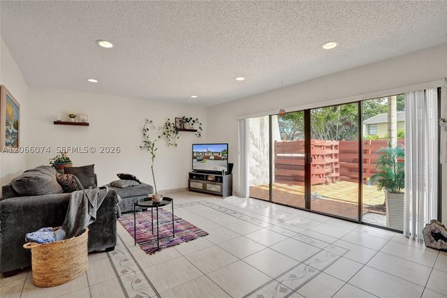 3003 Lakewood Ln, Hollywood, FL 33021