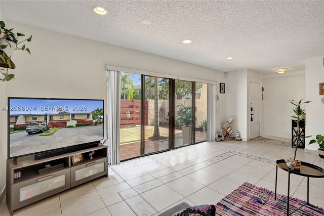 3003 Lakewood Ln, Hollywood, FL 33021