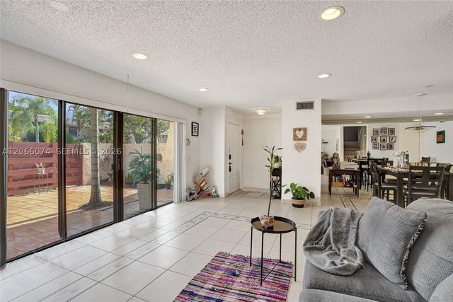 3003 Lakewood Ln, Hollywood, FL 33021