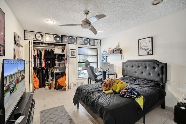3003 Lakewood Ln, Hollywood, FL 33021