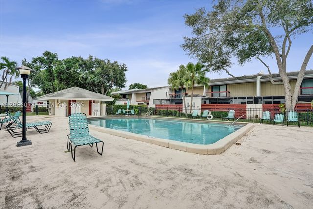 3003 Lakewood Ln, Hollywood, FL 33021