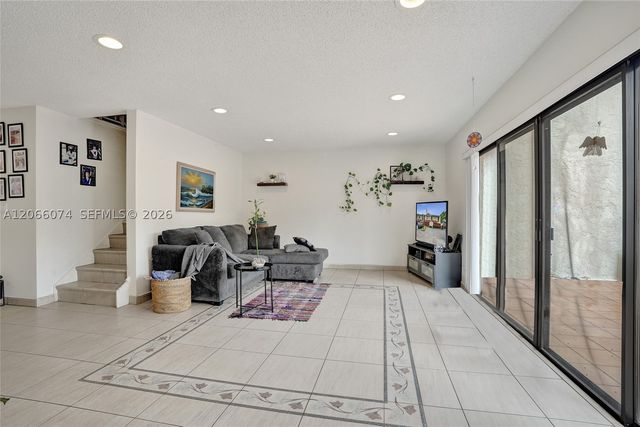 3003 Lakewood Ln, Hollywood, FL 33021