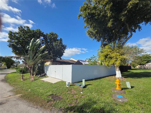 2851 NW 203rd Ln, Miami Gardens, FL 33056