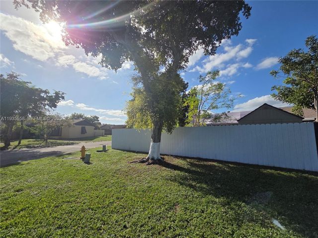 2851 NW 203rd Ln, Miami Gardens, FL 33056