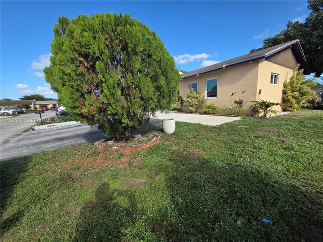 2851 NW 203rd Ln, Miami Gardens, FL 33056