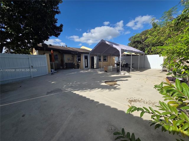 2851 NW 203rd Ln, Miami Gardens, FL 33056