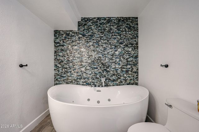 6608 W MERCER Lane, Glendale, AZ 85304